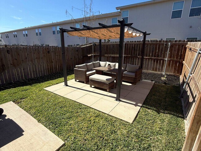 Building Photo - 9916 Kaspar Dr