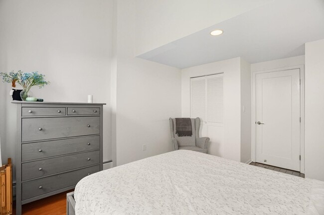 Building Photo - 278 Monmouth St