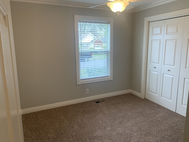 Building Photo - 3 Bed, 2 Bath Home w/ 1 Car Garage and Fen...