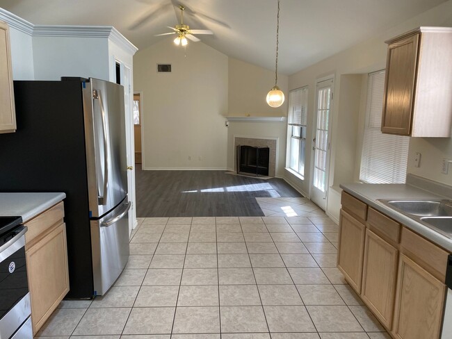 Building Photo - CUTE 3 BEDROOM IN SPRING CREEK FOREST*NEIS...