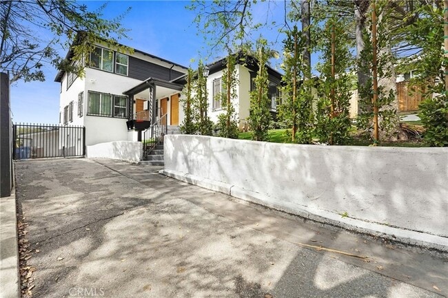 Building Photo - 2822 1/2 Waverly Drive Unit