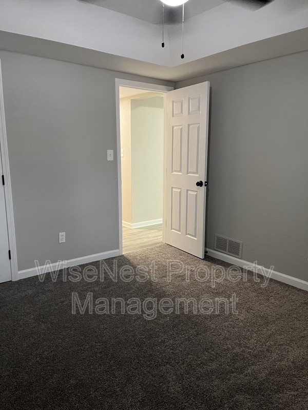 Building Photo - 708 NE Ball Dr