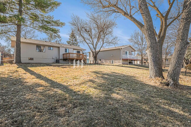 Building Photo - Split-Entry Home in Golden Hills