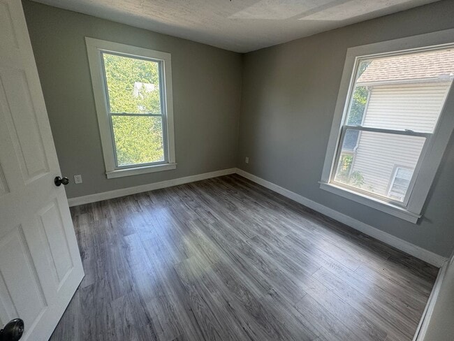 Building Photo - Single Family Home 4 Bedroom and 1 Bath