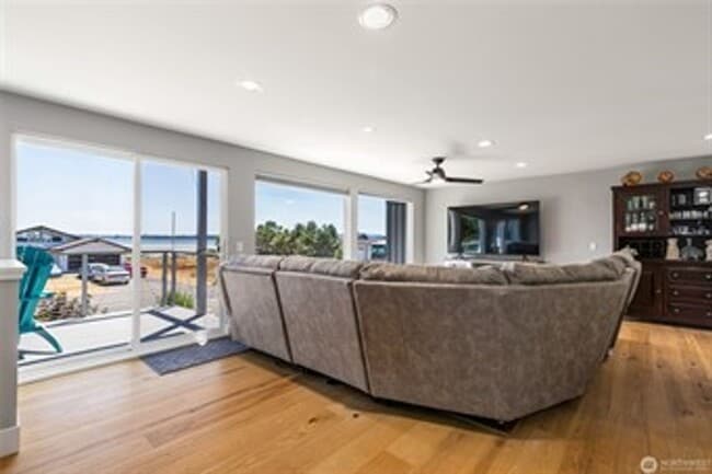 Building Photo - Gorgeous 5 Bedroom Home with Bayview - Bir...