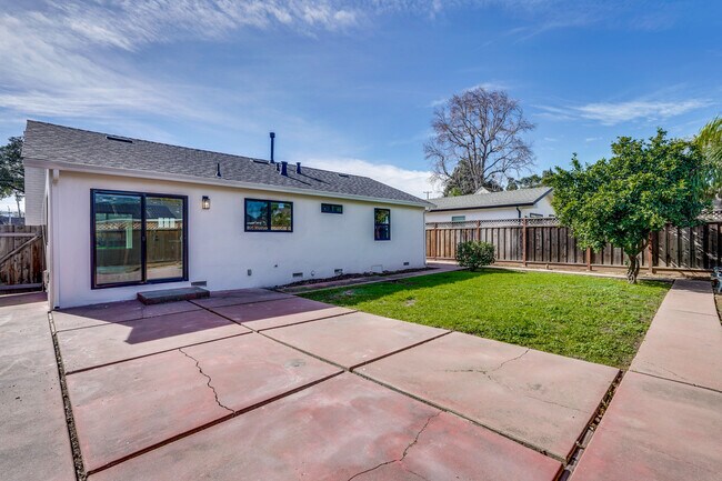 Building Photo - 2051 Randolph Dr