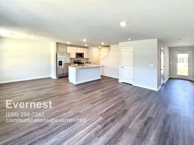 Building Photo - 3-Bedroom, 2.5-Bathroom Home in a Convenie...