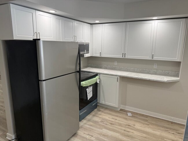 Building Photo - Elizabeth - 321/323