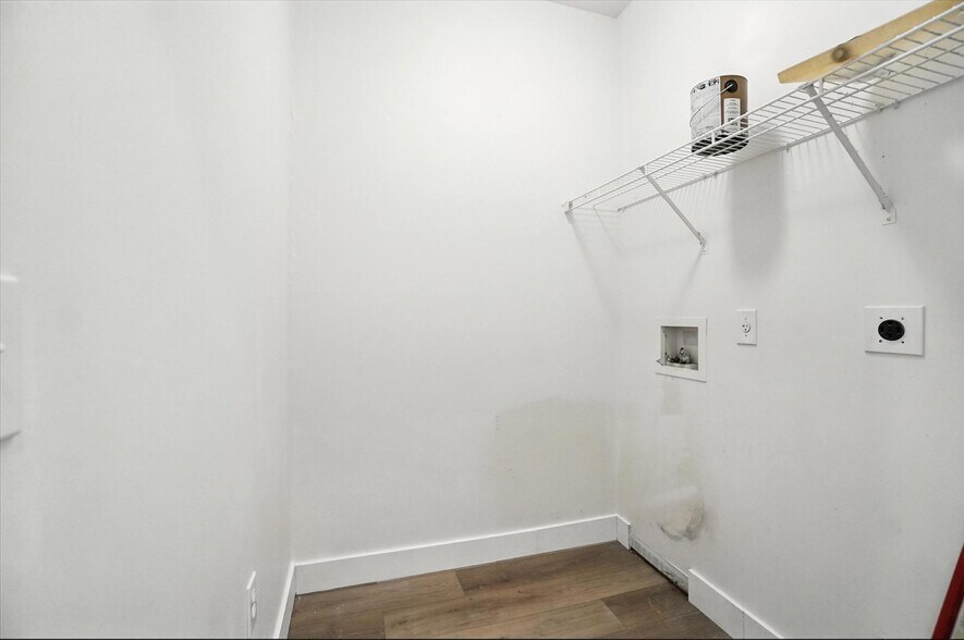 Building Photo - 2380 Oaktree Pl