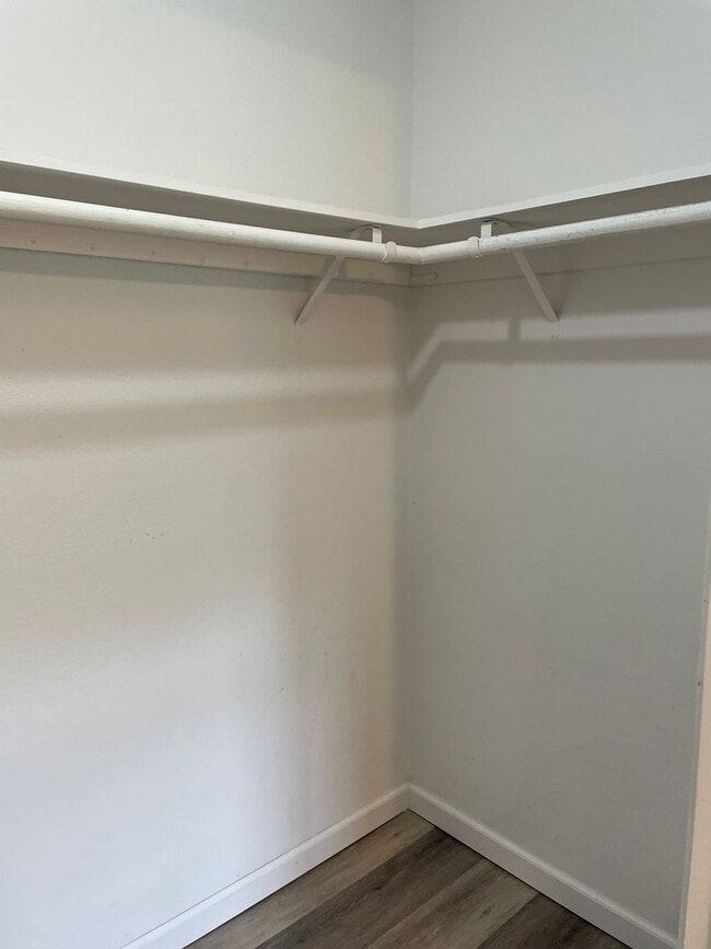 Building Photo - Very Nice 3 Bedroom 2 bath Home-Fully fenc...
