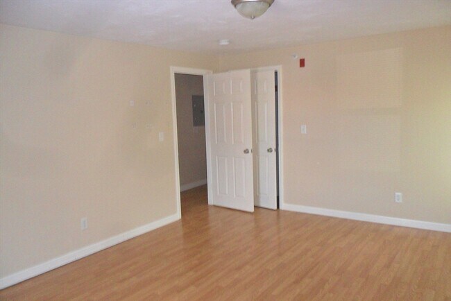 Building Photo - 848 Waverly St