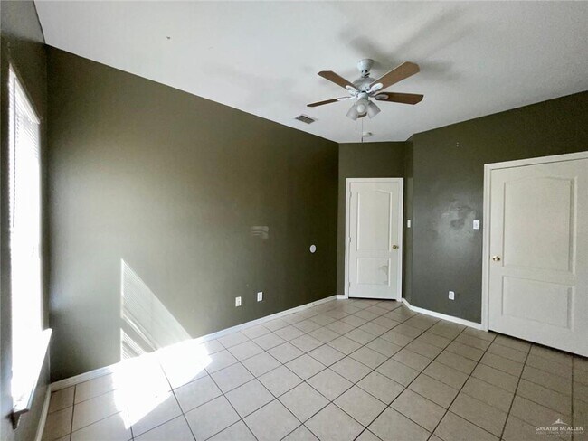 Building Photo - 3200 Hill Crest Dr