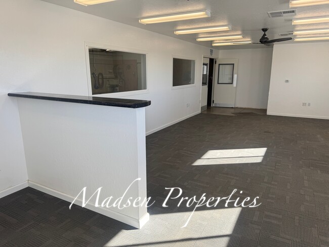 Building Photo - 1115 E Ewald Ct
