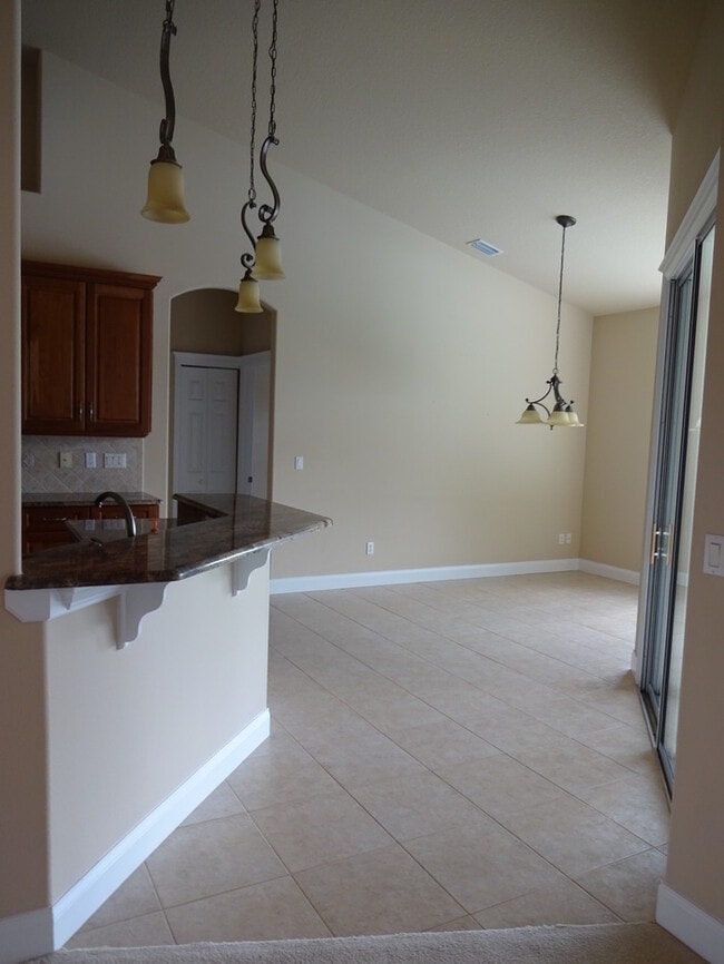 Building Photo - 7 Cherokee Ct W