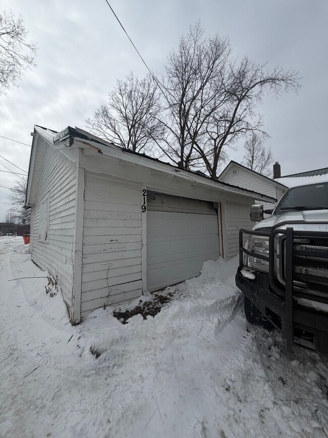 Building Photo - 219 Randall St