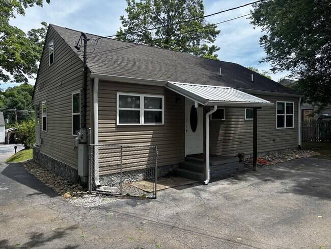 Building Photo - 1940 McClung Ave