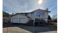 Building Photo - HUGE 5-BEDROOM home with separate BONUS RO...