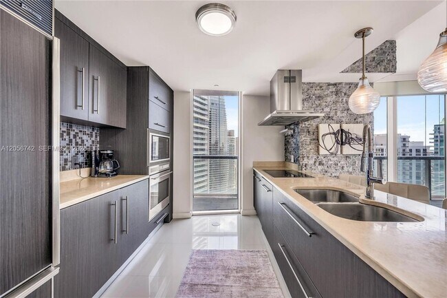 Building Photo - 495 Brickell Ave