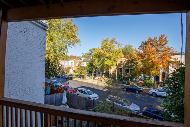 Building Photo - Charming Hill East One Bedroom
