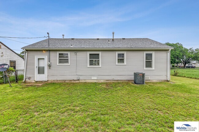 Building Photo - 2 bedroom near Wichita State University