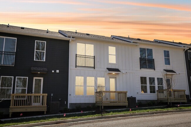 Building Photo - 908 Anderson Ln