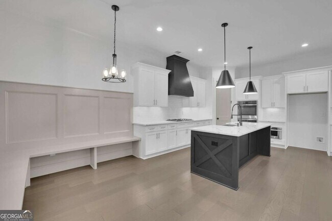 Building Photo - 6181 Shoreland Cir