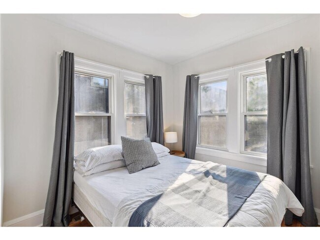 Building Photo - 953 17th Ave SE