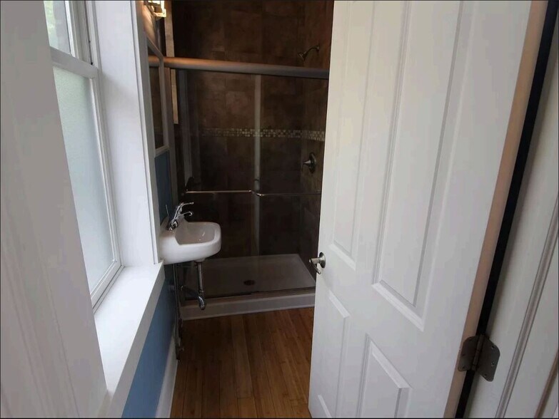 1st floor bath - 636 S Pearl St