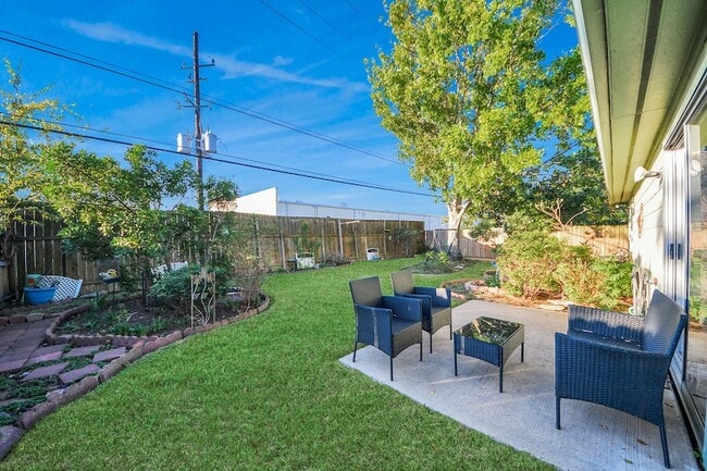 Building Photo - 20403 Blue Juniper Dr