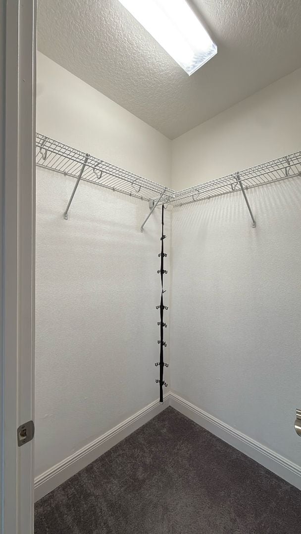 Building Photo - Eagle Creek three bedroom, 2 and half bath...