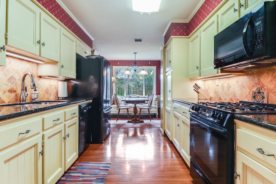 Kitchen +Breakfast room - 412 Woodvale Ave
