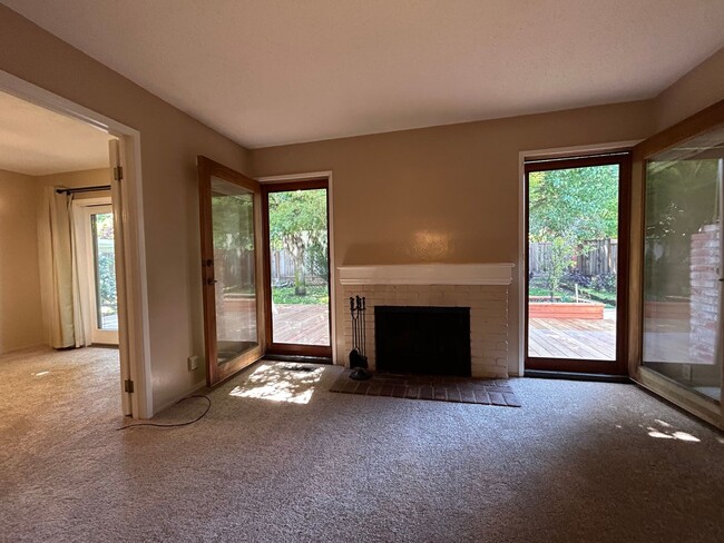 Building Photo - Nice Single Level Home with Attached Garag...