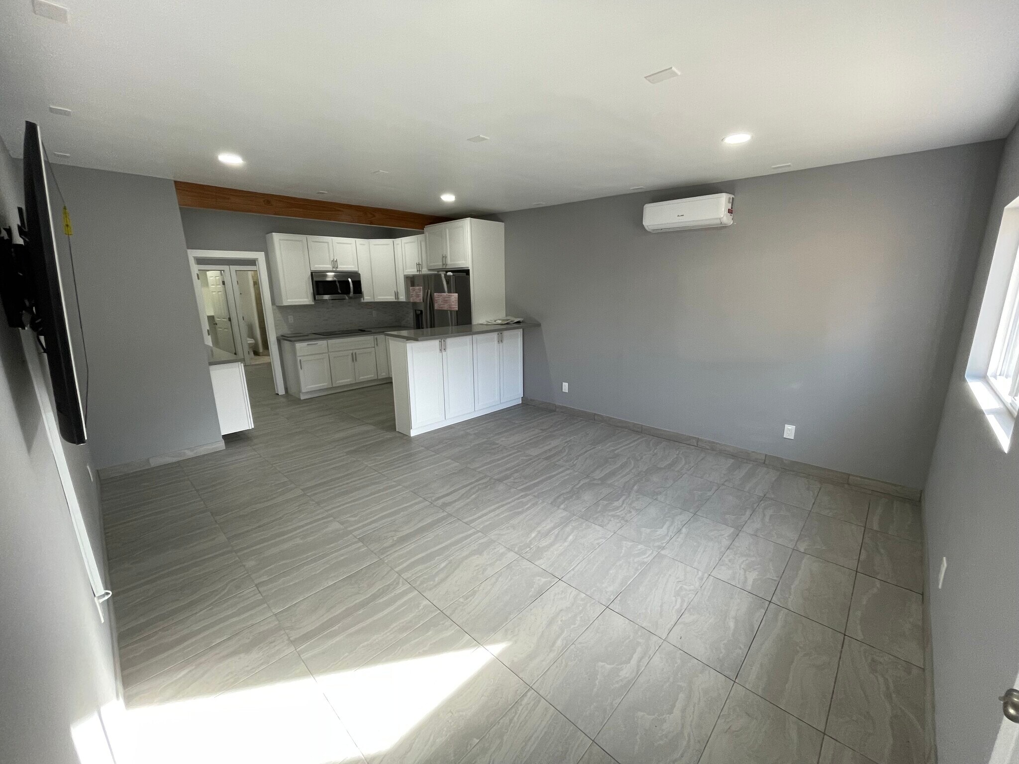 Building Photo - 16220 Schoenborn St