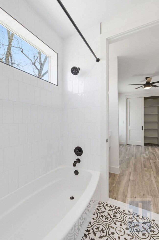 Building Photo - 4701 Sara Dr