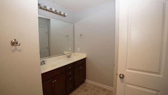 Building Photo - Two Bedroom Two and half Bathrooms Townhome!