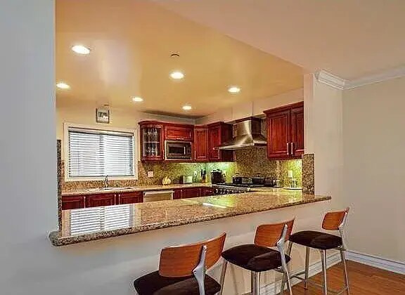 Kitchen - 1828 Glendon Ave