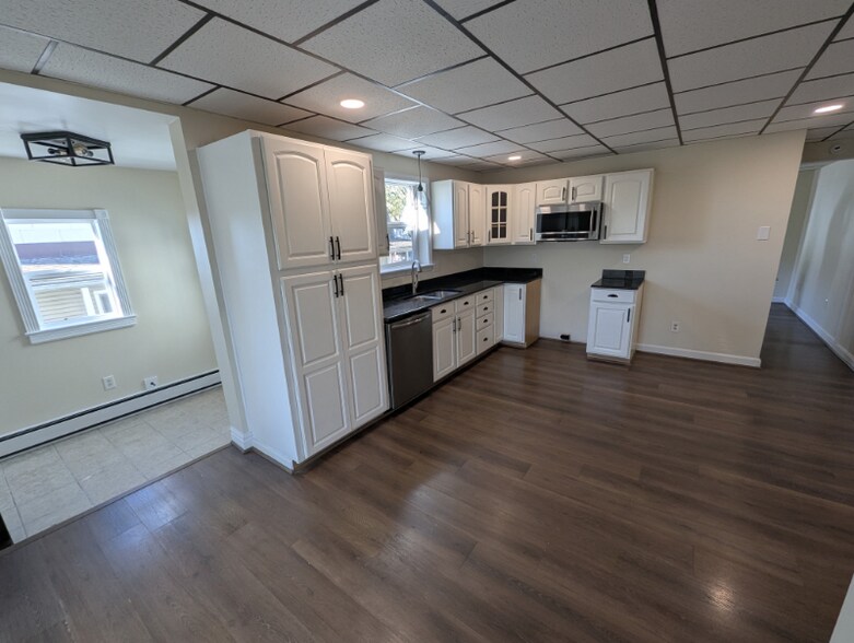 Building Photo - 228 N School St