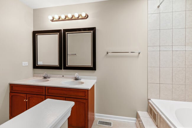 Building Photo - 3490 Willowview Ct