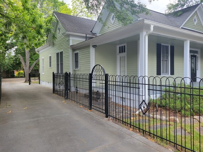 Building Photo - 1103 N Elm St