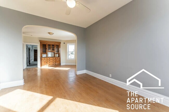 Building Photo - 2042 W Armitage Ave