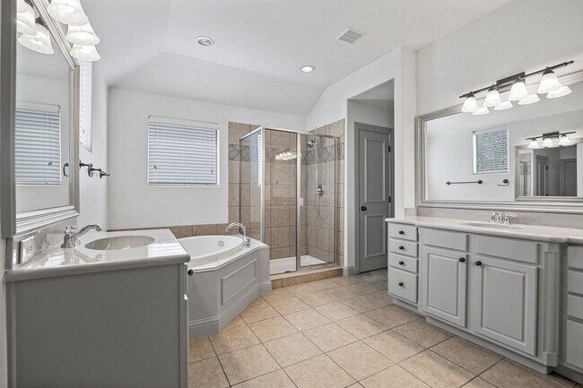 Building Photo - Stunning Townhome in Coves at Columbian Club