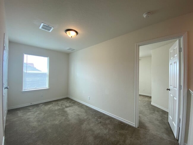 Building Photo - EDGEBROOK