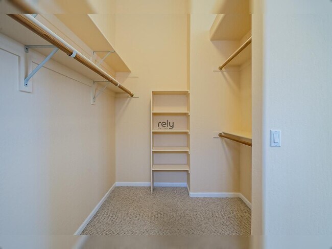 Building Photo - 4605 N Clear Creek Dr