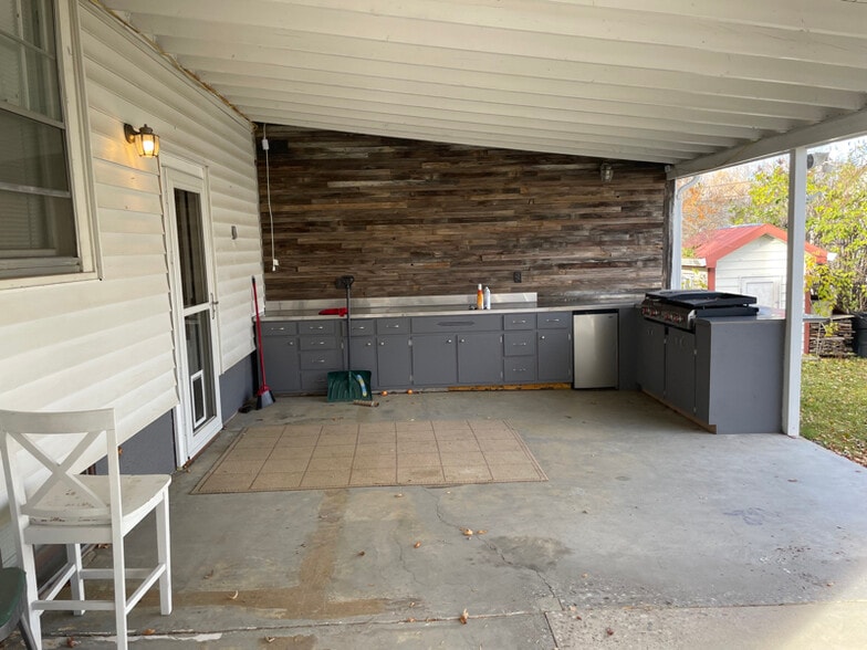 Building Photo - 2415 3rd Ave S