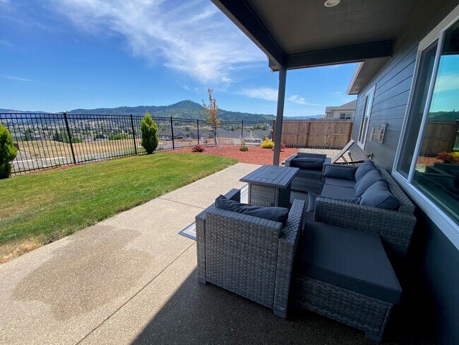 Building Photo - Beautiful 3 Bedroom House in Sutherlin!