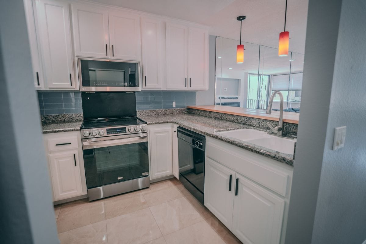 Building Photo - 1140 E Ocean, 325