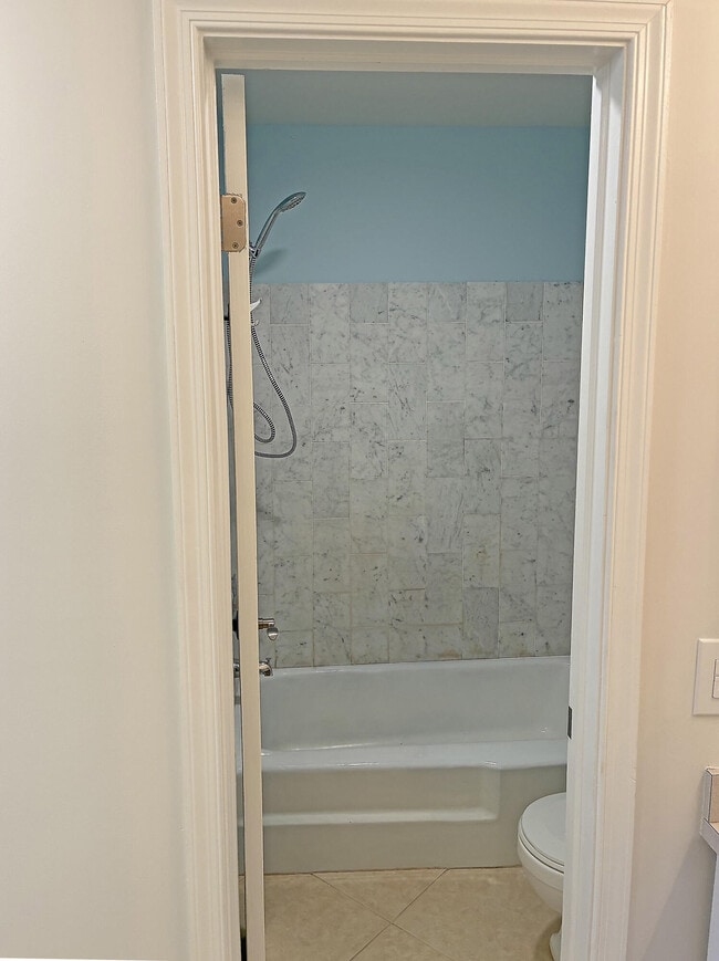 Building Photo - 6299 Bay Club Dr
