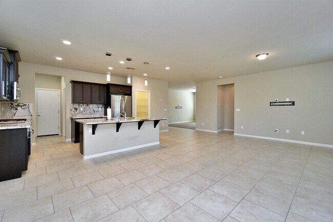 Building Photo - Beautiful 3/2.5 near Clovis East High School