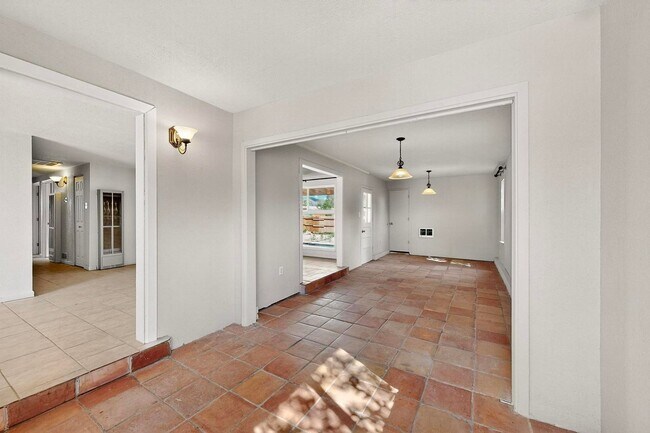 Building Photo - NE 3 bedroom 1 bath 1348/sf