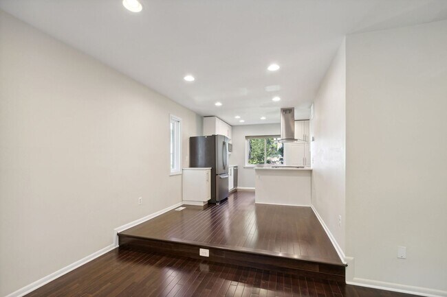 Building Photo - Reston-Renovated 3 BR / 2 BA / 2 1/2 BA En...